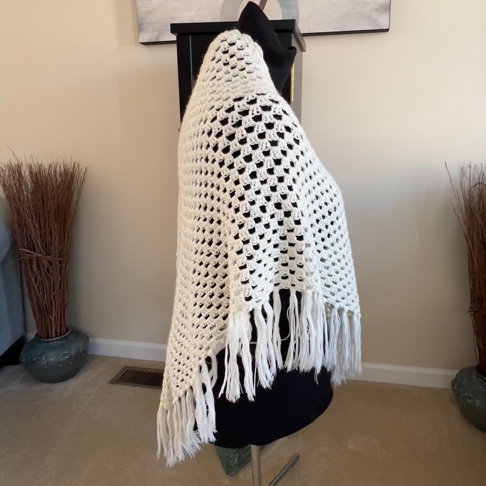 Vintage Cream Hand Crochet Fringed Shawl - Picture 3 of 9